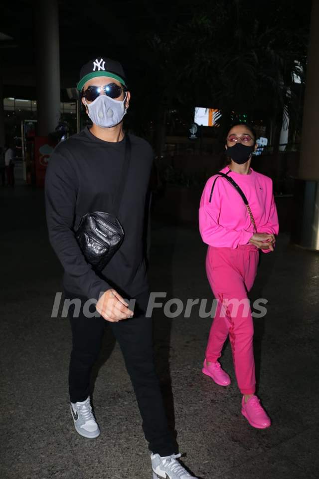 Alia Bhatt and Ranbir Kapoor slay airport fashion in minimal outfits, fans  love his clean-shaven 'chocolate boy' look