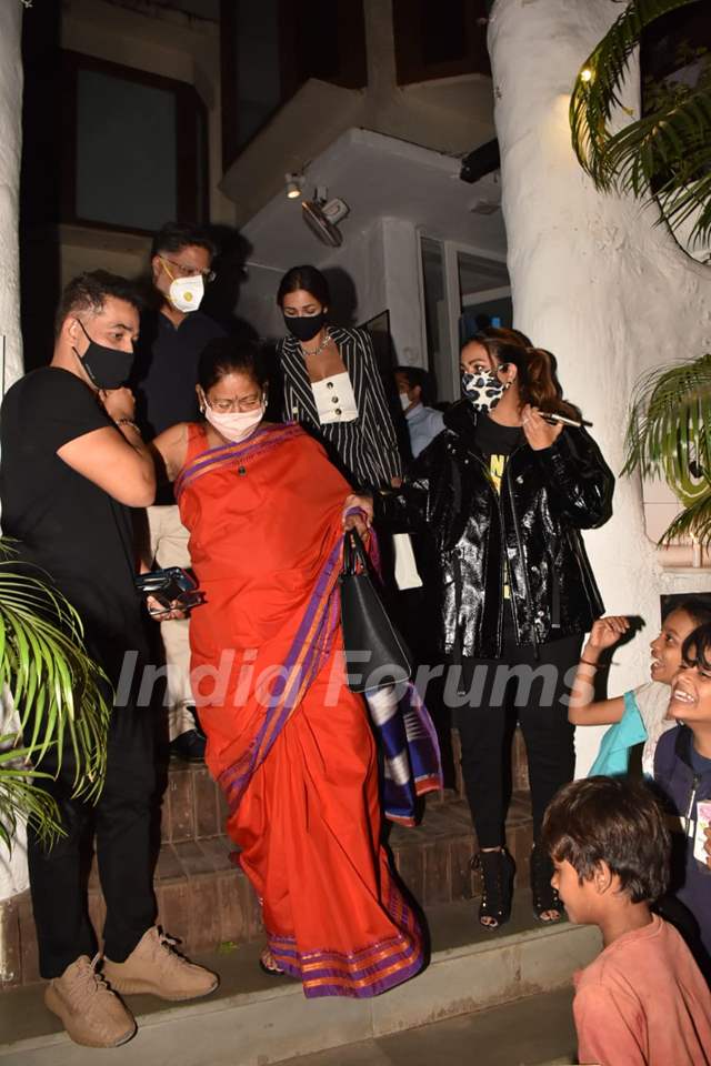 Malaika Arora and sister Amrita Arora step out for dinner with their parents