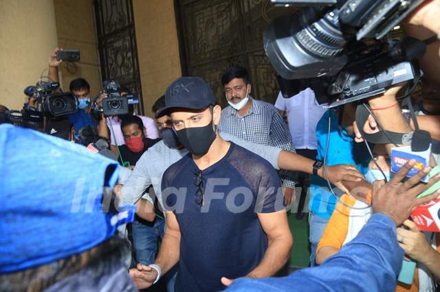 Hrithik Roshan snapped at Mumbai Police Commissioner's office 