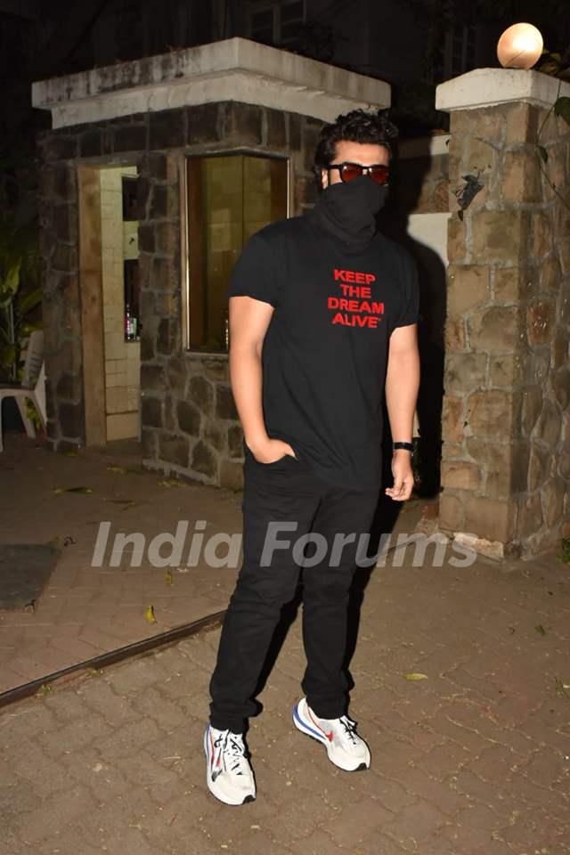 Arjun Kapoor snapped visiting Kareena Kapoor Khan's residence!