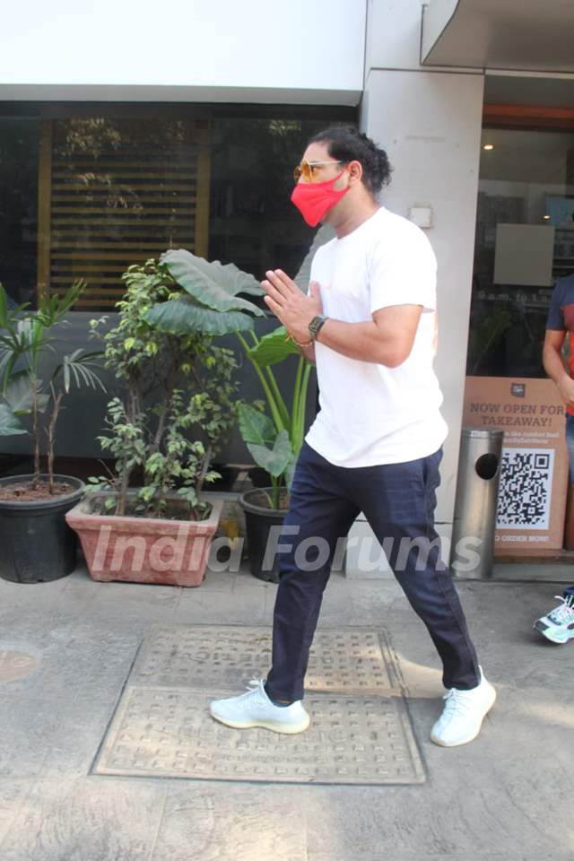 Yuvraj Singh spotted at Salt and Water cafe in Bandra