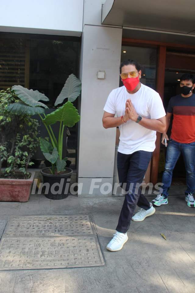 Yuvraj Singh spotted at Salt and Water cafe in Bandra