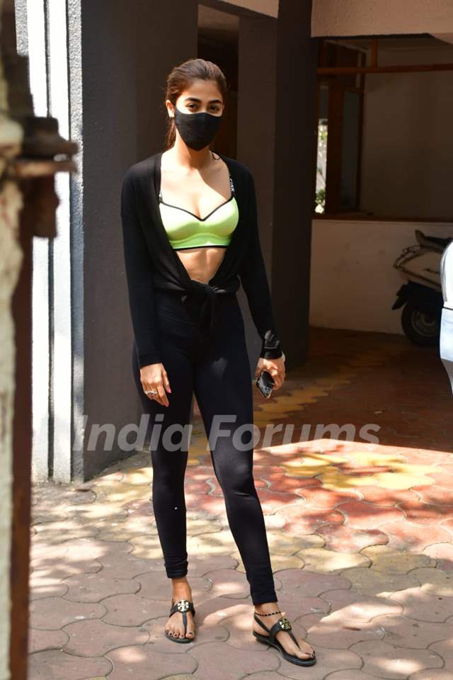 Pooja Hegde Snapped Flaunting Her Gym Look At Bandra Photo 8260