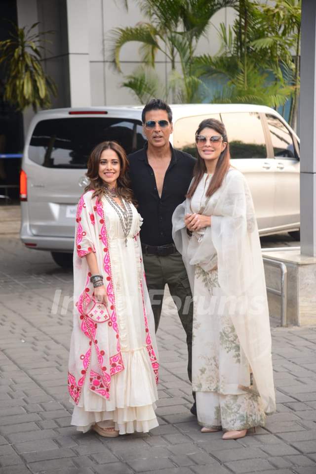 Akshay Kumar Jacqueline Fernandez Nushrat Barucha Leave For The Shoot Of Ram Setu Photo