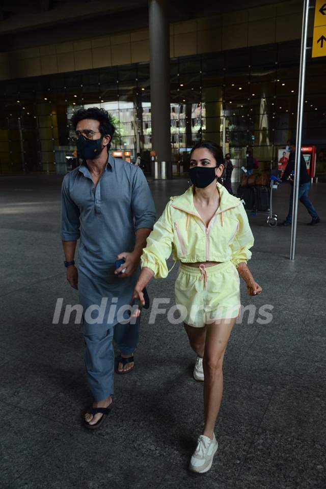 Kriti Kharbanda and Pulkit Samrat snapped at airport