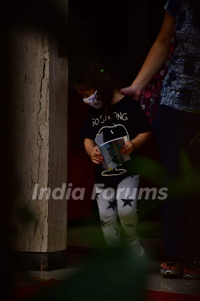 Inaaya Naumi Khemu snapped at Kareena Kapoor Khan's residence