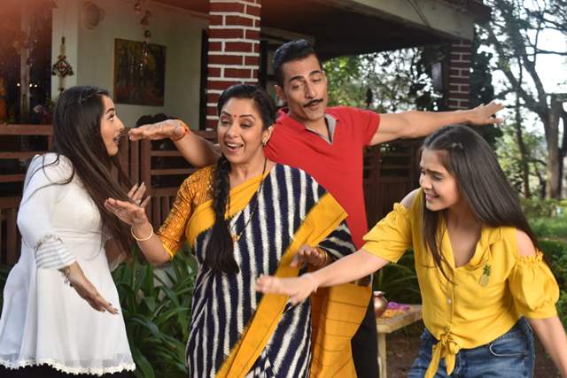 'Anupamaa': The Shahs cheer up Anupamaa with some dance