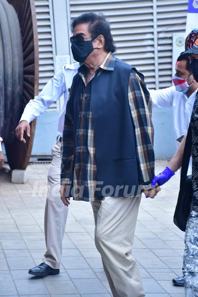 Shatrughan Sinha spotted at Dadar Covid-19 vaccination centre