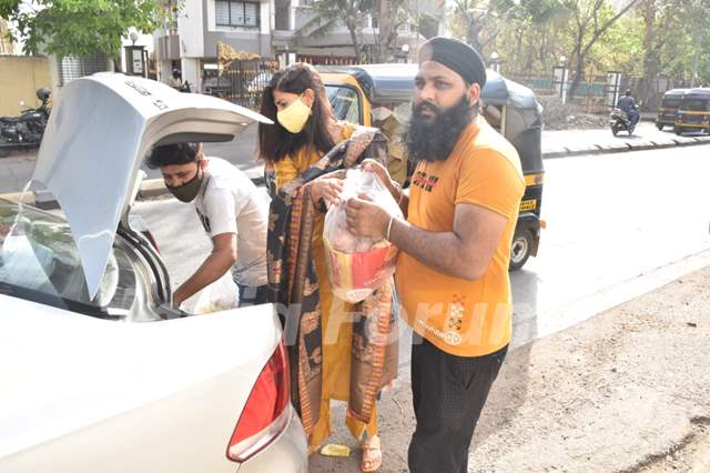 Aahana Kumra donates food at Gurudwara in Andheri