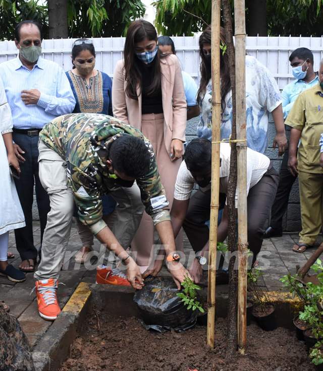 Abhishek Bachchan adopts tree with Saniya Saiyad, Vishwas Mote & Anusha Srinivasan Iyer