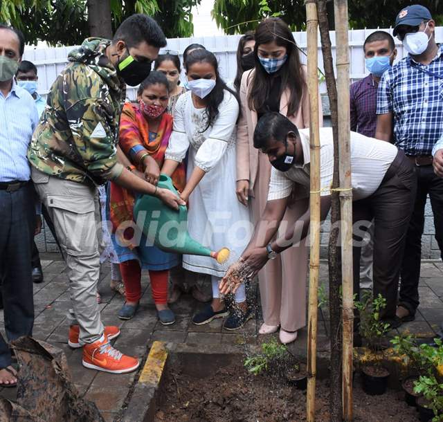 Abhishek Bachchan adopts tree with Saniya Saiyad, Vishwas Mote & Anusha Srinivasan Iyer