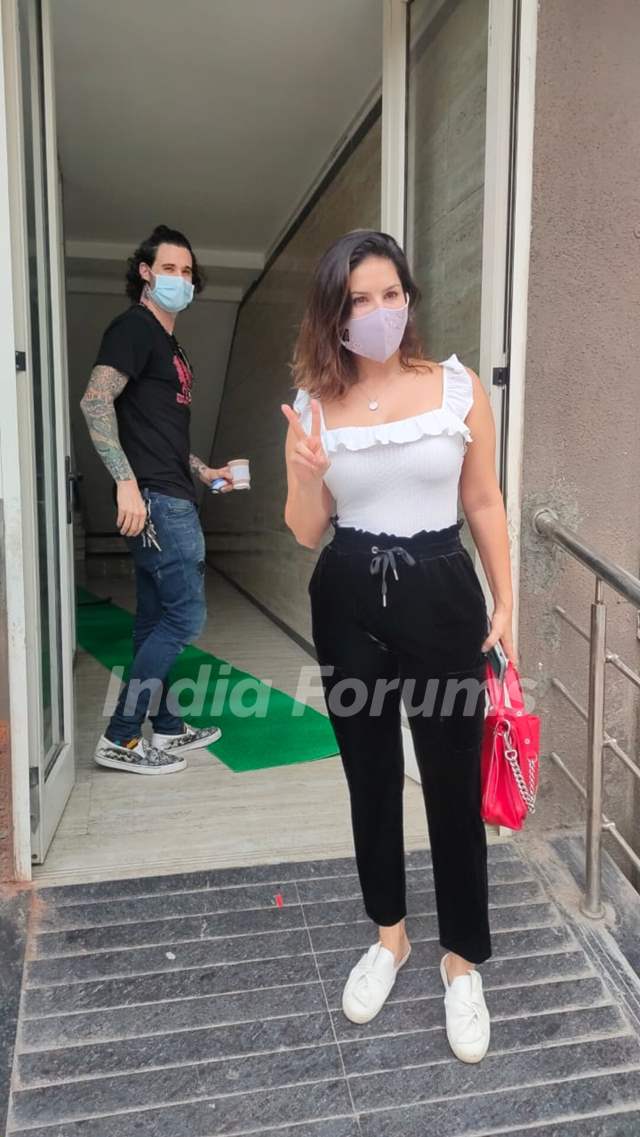 Sunny Leone snapped with her husband in Andheri Media picture