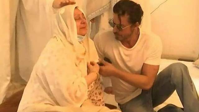 Shah Rukh Khan consoles Saira Banu 