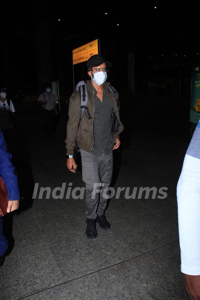 Hrithik Roshan spotted arriving at Mumbai airport