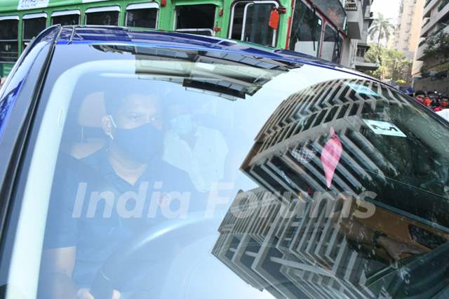 Celebrities spotted arriving at Lata Mangeshkar residence to pay their respect