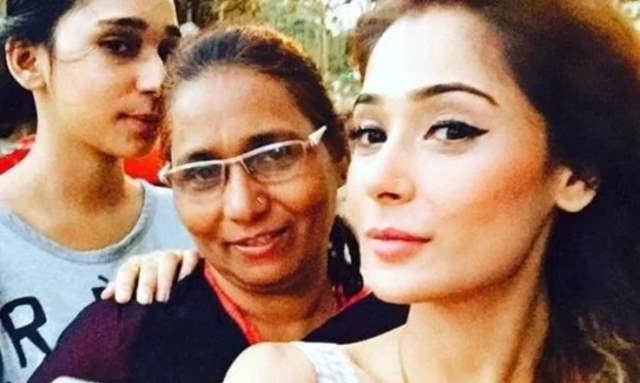 Sara Khan and her mother 