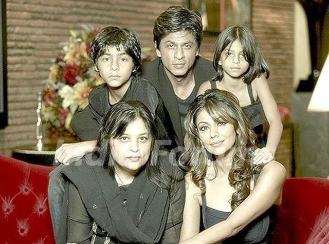 Shah Rukh Khan With His Sister, Wife And Children