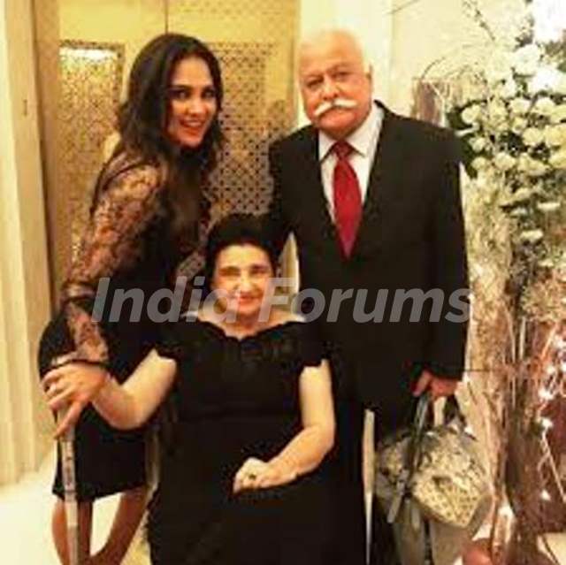 Lara Dutta with her parents