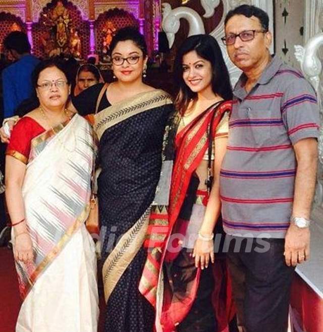 Tanushree Dutta with her parents and sister Ishita Dutta