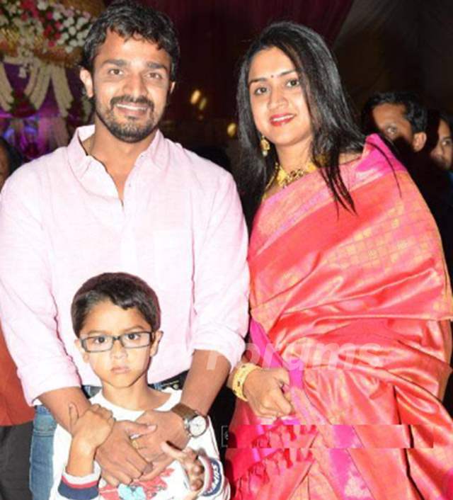 Vijay Raghavendra with his wife and son