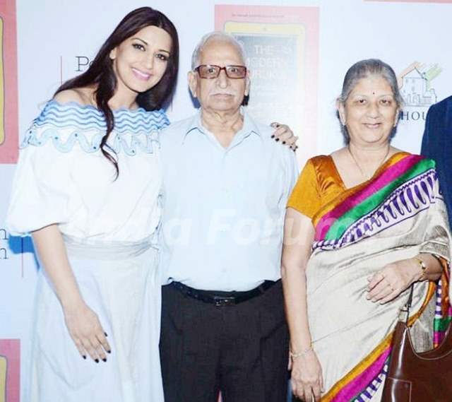 Sonali Bendre with her parents
