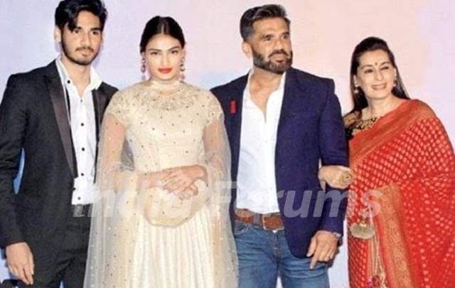 Suniel Shetty with his wife and children