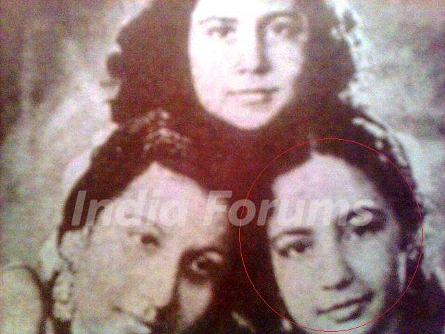 Meena Kumari With Her Sister