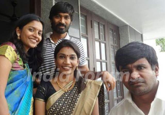Dhanush with his brother and sisters