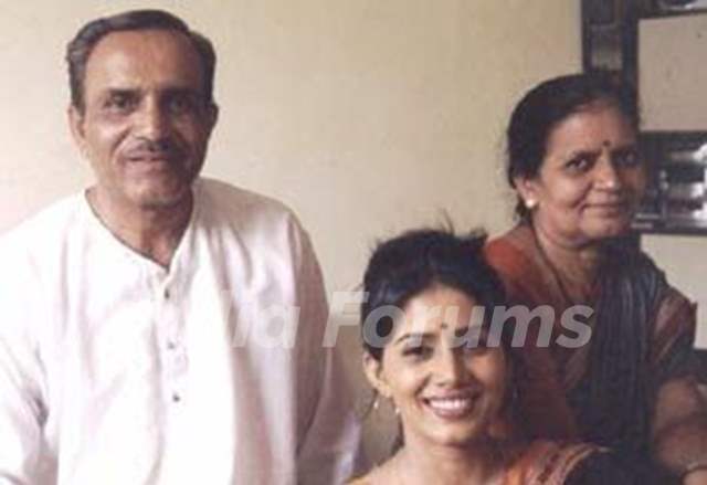Sonali Kulkarni with her parents
