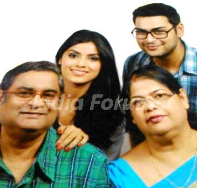 sayantani-ghosh-with-her-family