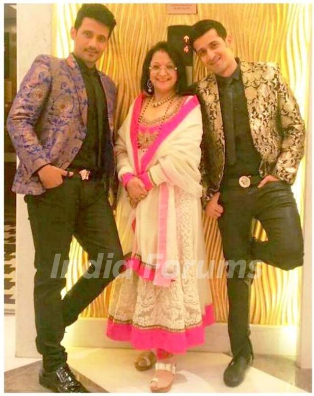 Harmeet Singh with His Mother and Brother