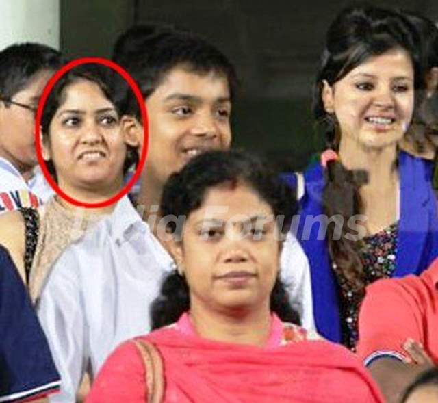 MS Dhoni's sister in red circle