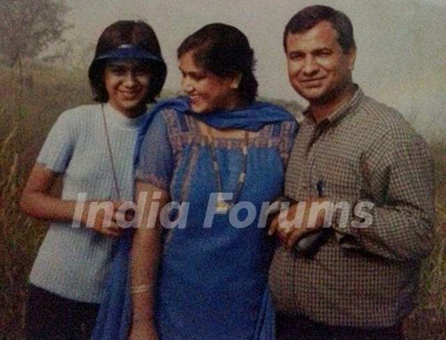 Nia Sharma (Childhood) with her parents