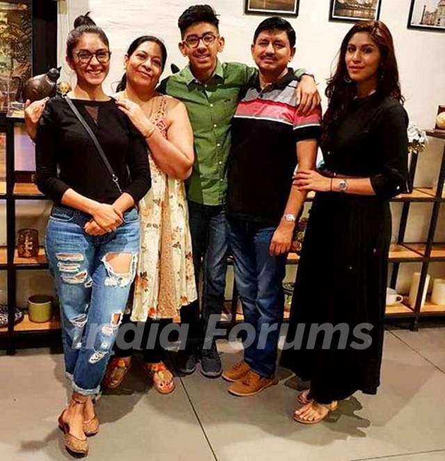Mrunal Thakur with her family