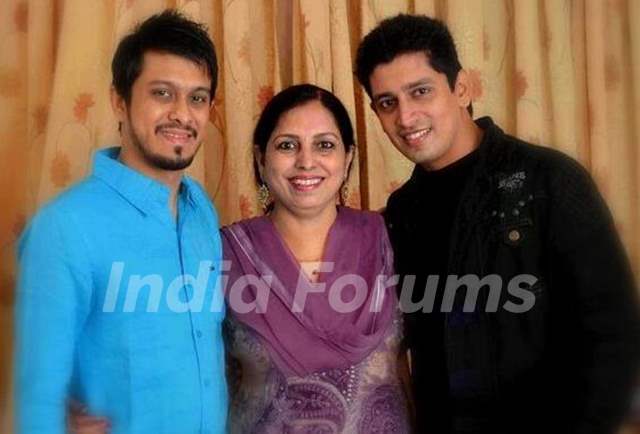 Khushwant Walia with his mother and brother