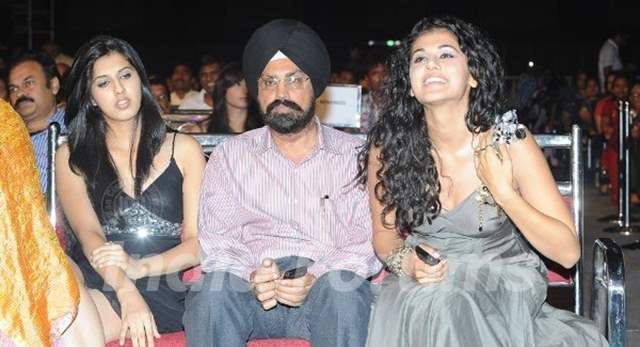 Tapsee Pannu With Her father And Sister