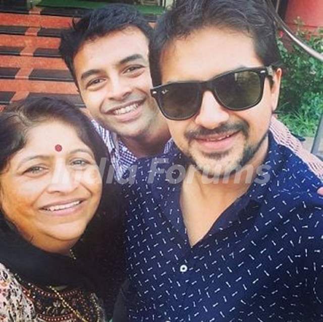 Pushkar Jog with his Mother and brother