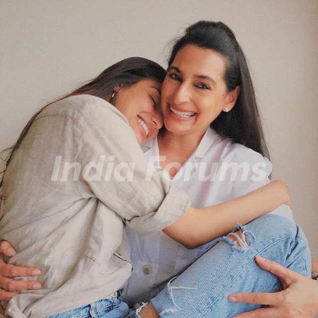 Athiya Shetty with her mother