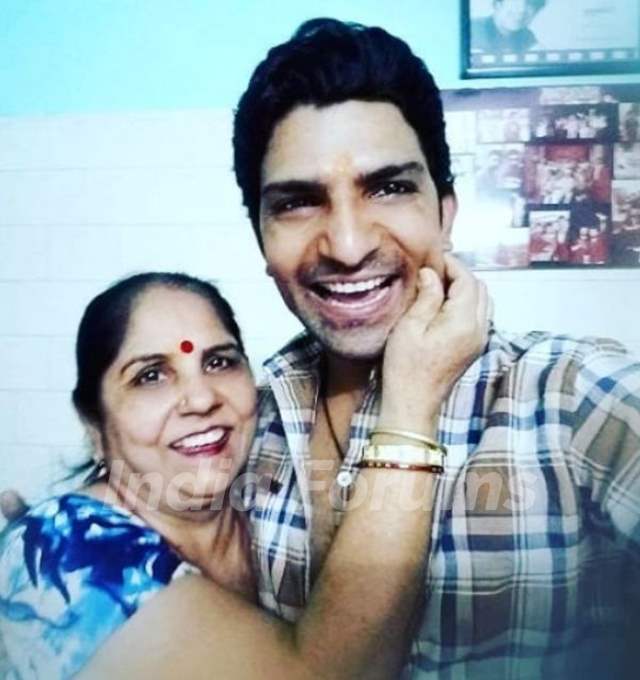 Jatin Sarna With His Mother