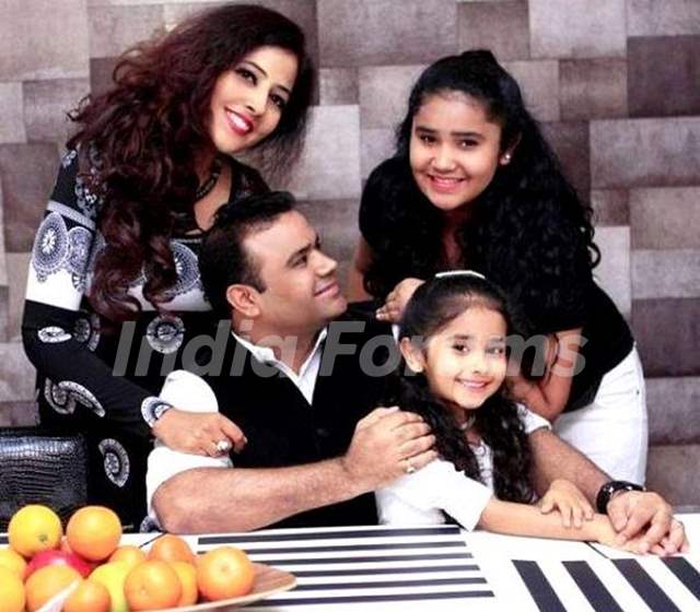 Chahat Tewani with her parents and sister Aanchal Tewani