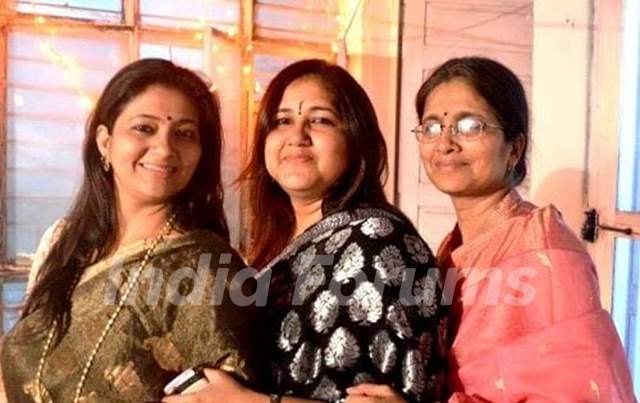 Kanupriya Pandit with her sisters Tanuja Shankar (Center) and Anuradha Shankar (Right)
