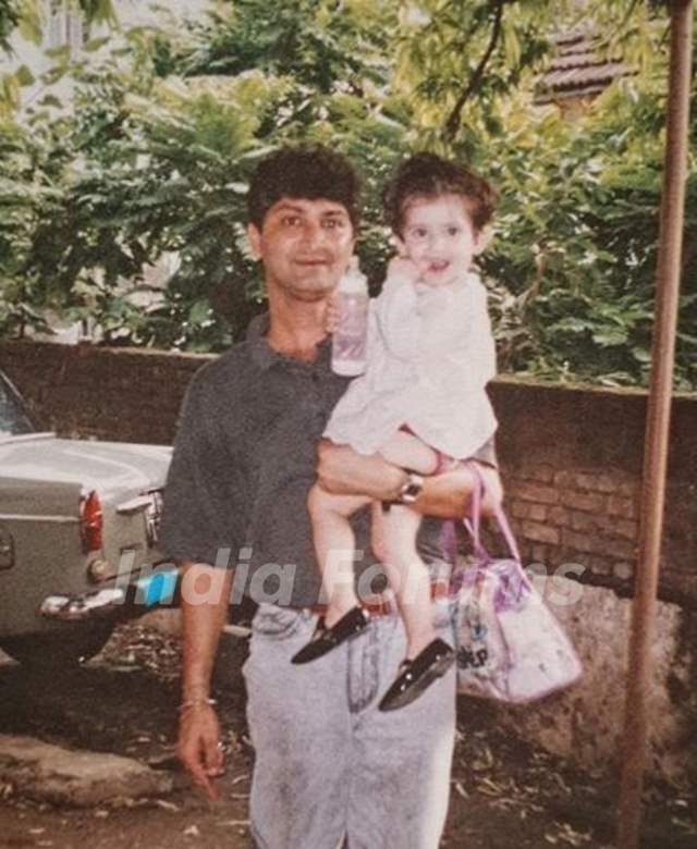 Childhood picture of Shivaleeka Oberoi with her father