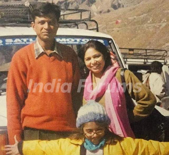 Shruti Sinha with her parents (Childhood Picture)