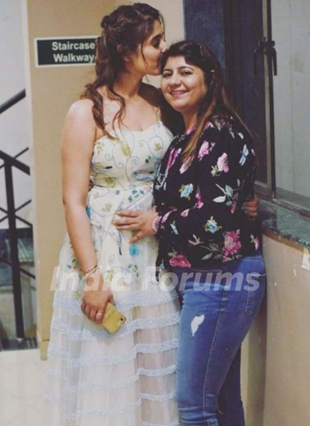 Dhvani Bhanushali With Her Mother