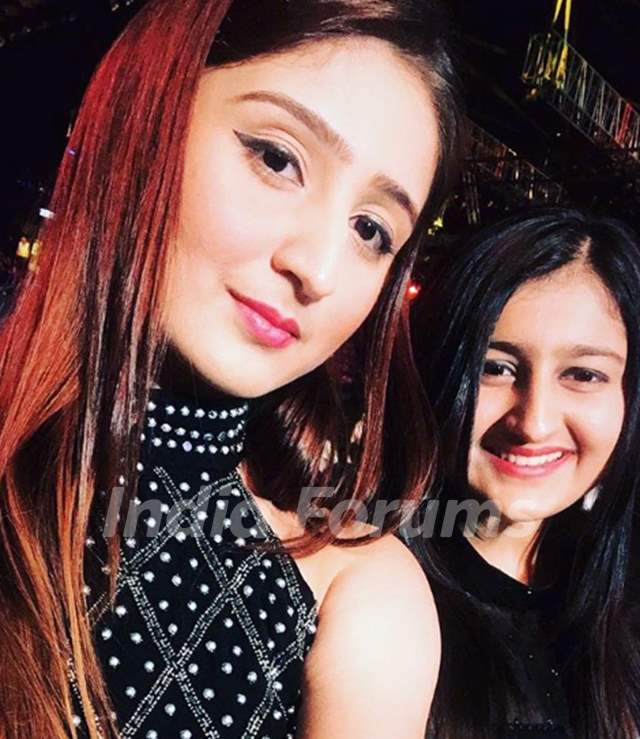 Dhvani Bhanushali With her sister