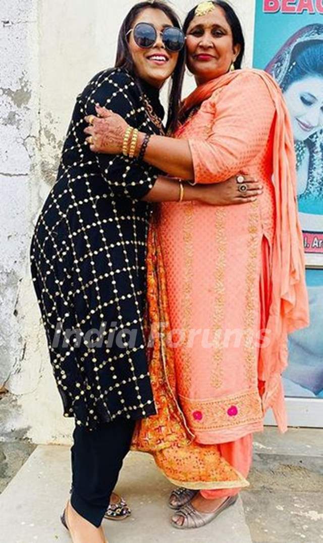 Afsana Khan with her mother