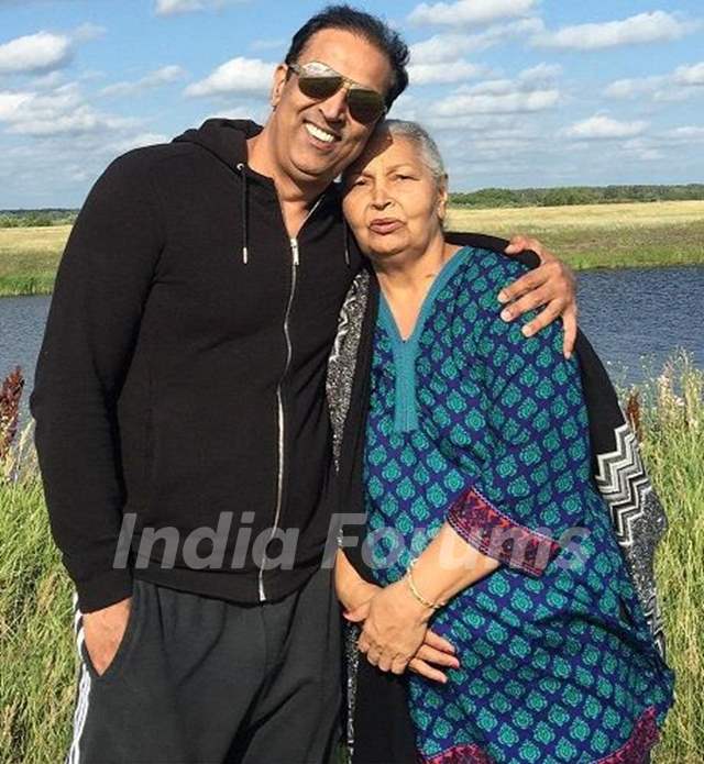 Vindu Dara Singh with his mother Surjit Kaur Randhawa