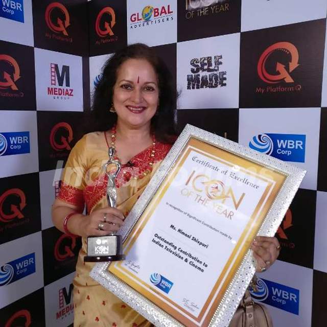 Himani Shivpuri With Icon of The Year Award