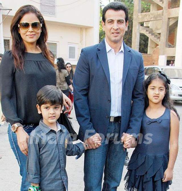 Ronit Roy with his family