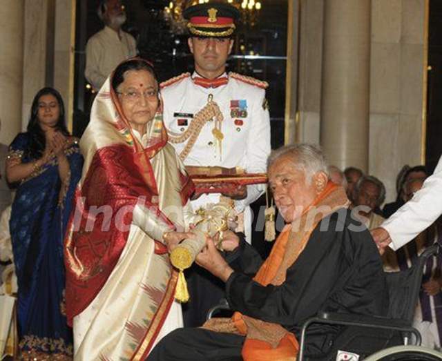 Shashi Kapoor receiving Padma Bhushan from the President